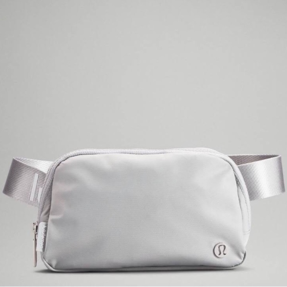 NEW Lululemon Everywhere Belt Bag in Silver Drop/White - Picture 3 of 6